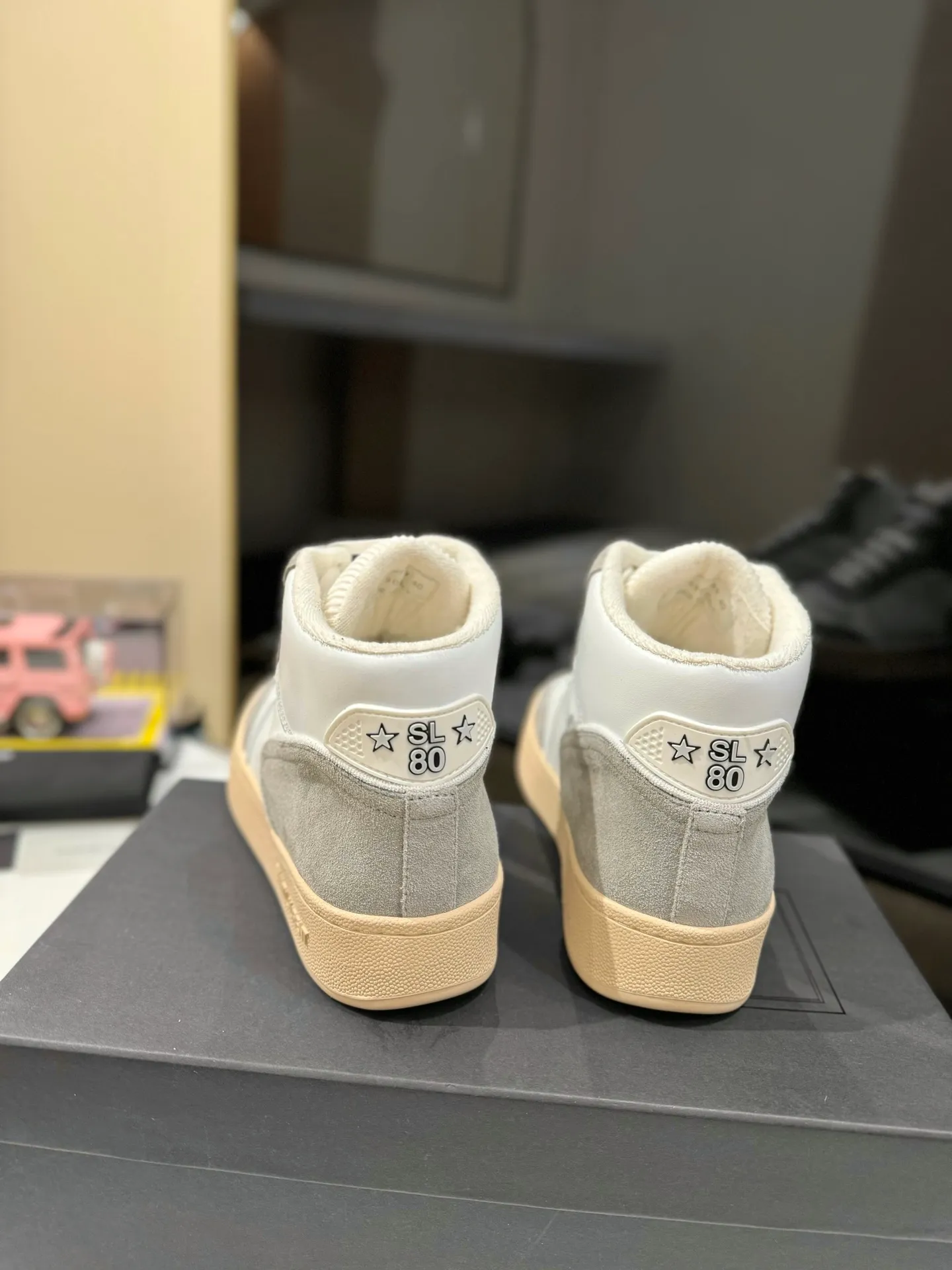 👟👟Ex-factory price 680👟👟 [High version for couples] YSL SAINT LAURENT Yves Saint Laurent SL61, the latest popular casual series in spring and summer...👍👍 Yves Saint Laurent SL61, original purchase, 1:1 replica, fresh blood injection and casual retro design, super good-looking and versatile, the upper is made of cowhide punching and splicing, the upper is super soft , lightweight and comfortable to match with sweatshirts, it is recommended to have one pair in each hand😁 ✅Fabric: Original customized cowhide ➕Punching process ➕Last process ✅Inner lining: Original towel lining ✅Feet: Original customized cowhide ✅Outsole: Original molded two-color bottom ✅Packaging: Original full set of packaging ✅Code number: 35-46 (Female 41.42. Male 38.45.46 Customized, non-returnable)